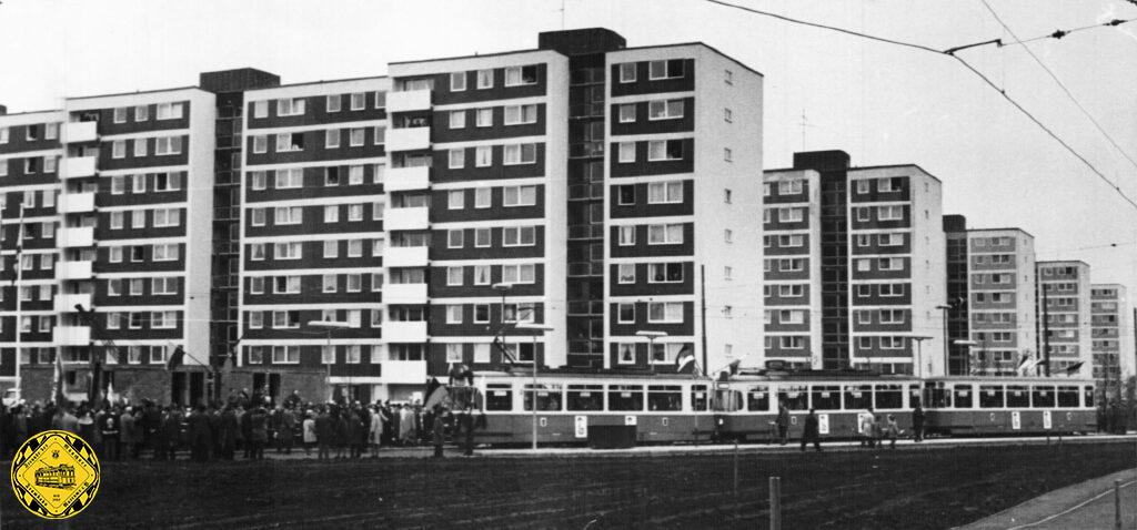 Am 31.Oktober 1964 kommen die ersten Wagen der Linie 8 in Fürstenried an. Schon ab 30. September kann die Linie 8 ständig und die Linie 22 zu Hauptverkehrszeit bis zur neuen Endstelle Ratzingerplatz durchgeführt werden. Die Schleife Hofmannstraße wird beseitigt. Am 31. Oktober wird die ganze Neubaustrecke mit den zwei Unterführungstunneln unter der Boschetsrieder Straße und Olympia-Autobahn bis nach Fürstenried-West, Graubündner Platz eröffnet.