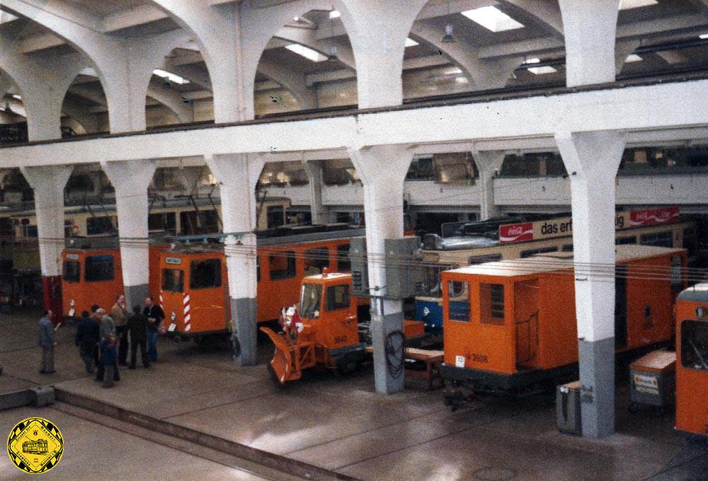 Am 10.Juli 1993 konnte Peter Hübner einen Blick in die große Halle der Hauptwerkstätte werfen. Die Schiebebühne ist für M-Wagen geeignet und so sieht man ein paar M-Wagen bei der Wartung, deren 3-achsigen Lenkfahrgestelle und den ATW 2973, der seit 2023 vom FMTM gekauft wurde, um ihn vor der Verschrottung zu bewahren.