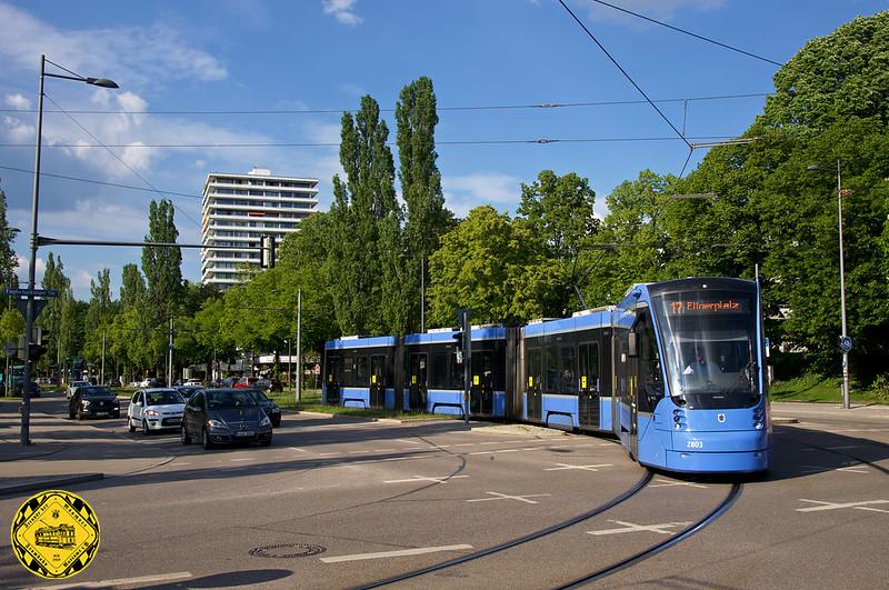Am 21.5.2020 biegt T1-Wagen 2803 am Cosimabad in die Englschalkinger Straße ab. 
