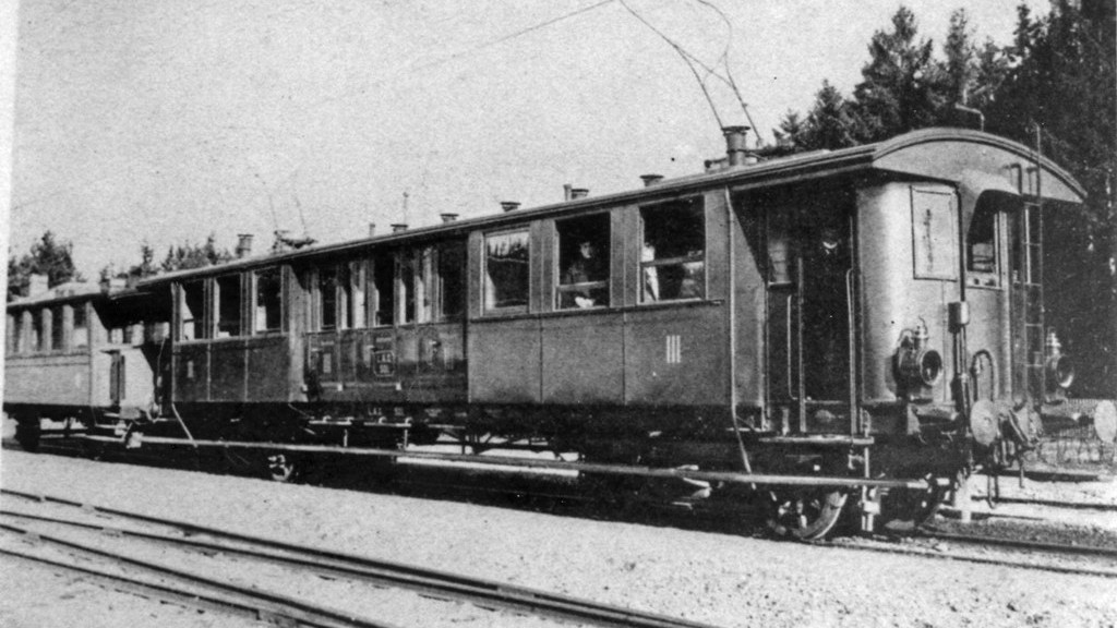  Am 10. April 1892 konnte der Güterverkehr zwischen München-Süd und Thalkirchen aufgenommen werden. Der Personenverkehr begann am 1. Juni 1892, da zuvor das Bahnhofsgebäude des Isartalbahnhofes noch nicht fertiggestellt war. Schon am 8. September 1892 folgten die ersten Ausbesserungen.