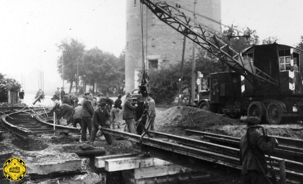 Am 15. Juni 1944 reparieren Kriegsgefangene die bei einem Luftangriff beschädigte Brücke über den Biedersteiner Kanal. 