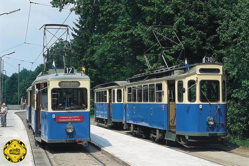 Standesgemäß  versehen mit den Nummern 30 und 17 stehen die zwei Museumswagen am 1.Juni 1996 an der Amalienburgstraße: die Strecke durch die Arnulfstraße wurde an diesem Tag wiedereröffnet.