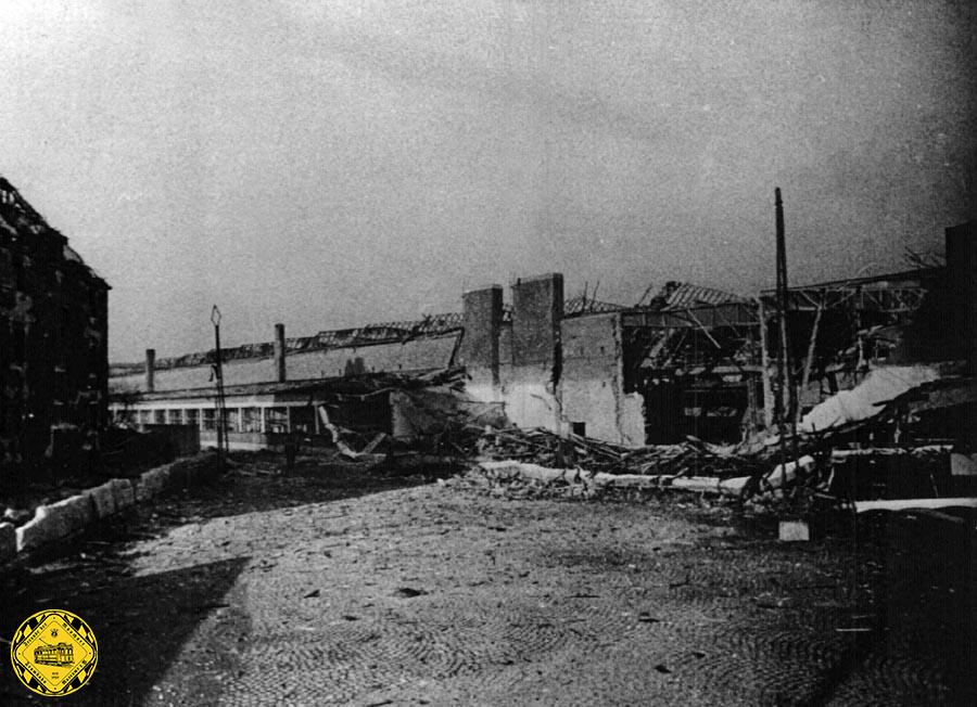 In den letzten Kriegsjahren wurde der Bahnhof erneut schwer getroffen (25. 4. 1944); bei Kriegsende waren nur mehr 37% der Gebäude unter Dach.