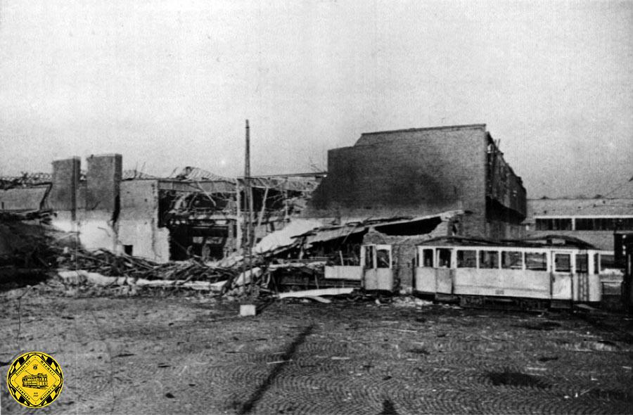 Durch den Fliegerangriff vom 20. 9. 1942 wurde der Bahnhof 3 zum ersten Mal schwer getroffen; die Werkstätte und die kleine Halle 1, in welcher in den ersten Kriegsjahren eine Omnibuswerkstätte eingerichtet worden war, wurden zerstört.
