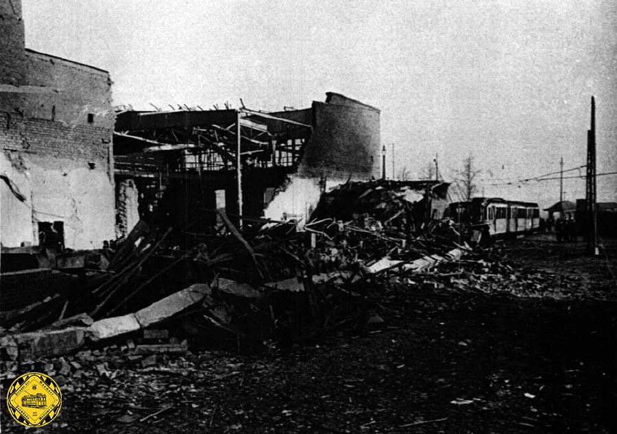 Durch den Fliegerangriff vom 20. 9. 1942 wurde der Bahnhof 3 zum ersten Mal schwer getroffen; die Werkstätte und die kleine Halle 1, in welcher in den ersten Kriegsjahren eine Omnibuswerkstätte eingerichtet worden war, wurden zerstört.