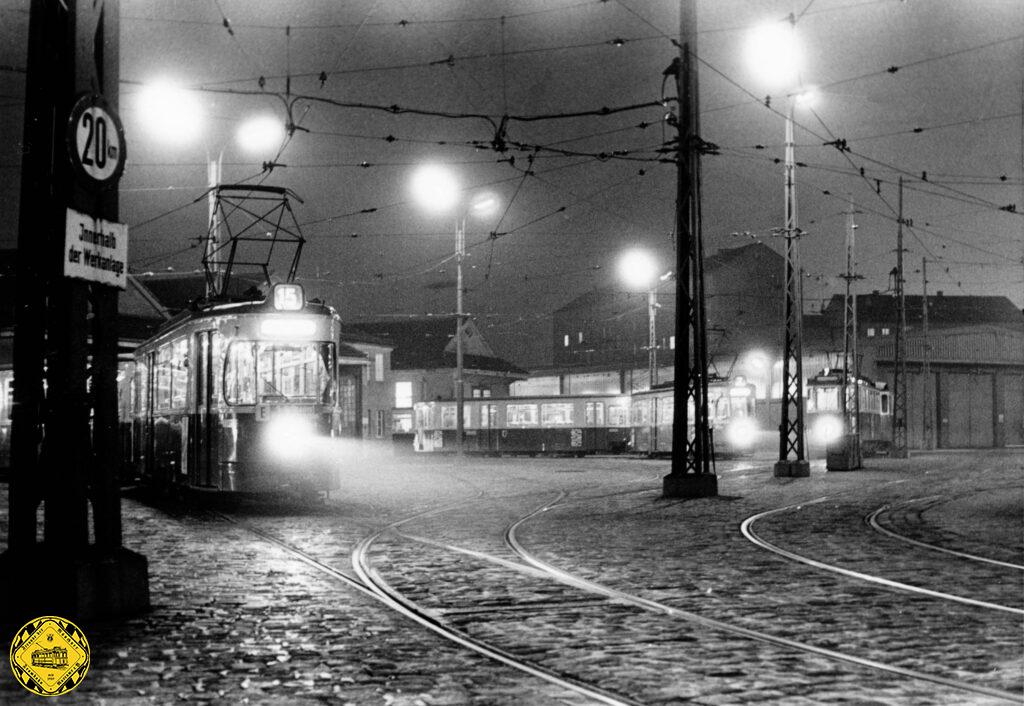 Ein kalter Morgen im Februar 1966 im Betriebshof an der Schlierseestraße. Die Wagen stehen zum Ausrücken bereit.