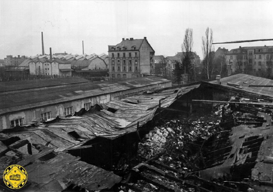 Nach Beendigung der Kampfhandlungen waren noch 45% der Hallenfläche überdacht. Noch im Jahre 1945 erhielt die Omnibushalle wieder ein Dach, die Hallen 2 und 3 wurden im Jahre 1948 wieder hergestellt.