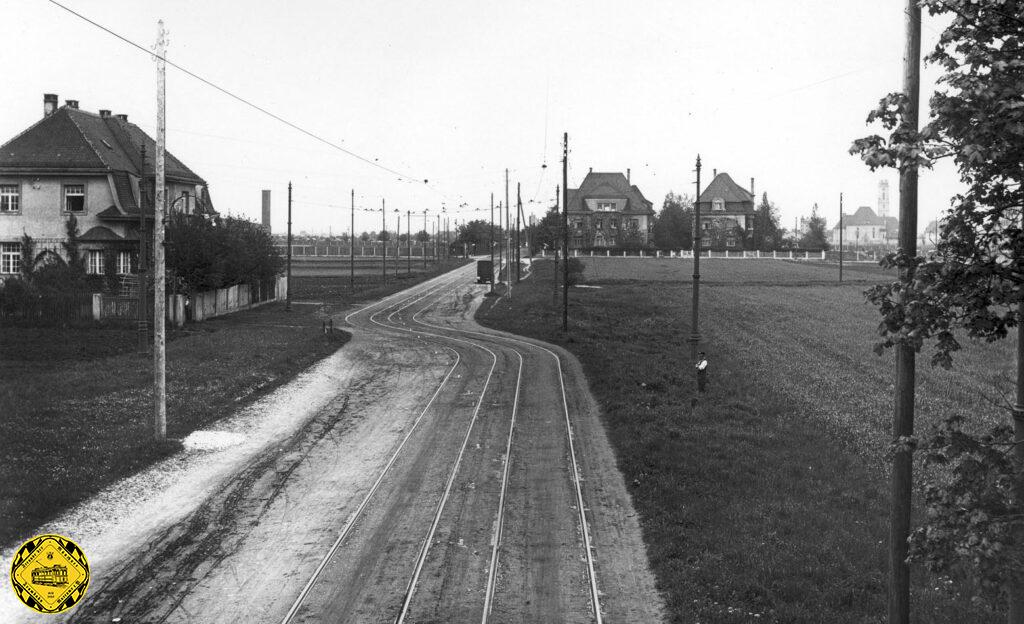 Blick nach Norden Noch recht scharf verläuft die Kurve in der Riesenfeldstraße am 18  Mai 1932. Die Trambahnstrecke
verläuft zwischen Feldern und dem BMW-Werksgelände.