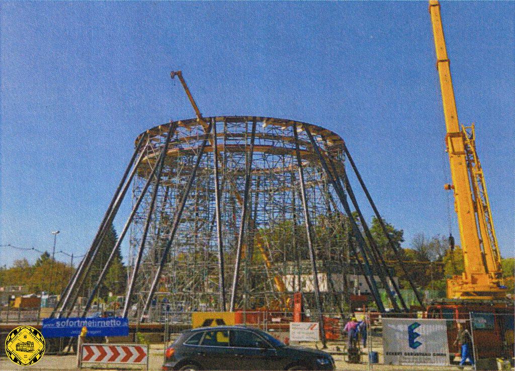 Mit der Untertunnelung des Effnerplatzes im Zuge des Ausbaus des Mittleren Rings änderte sich vieles am Effnerplatz: eine völlig neue Auto-Verkehrsführung entstand und das prägende Denkmal in der Mitte des Kreisverkehrs.