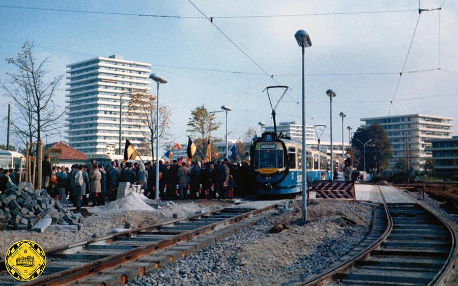 17. Oktober 1970: Die SPD-Stadträtin Gertrud Bock gibt am Effnerplatz dem Eröffnungszug 2504/3505 die neue Trambahnstrecke zum Cosimapark frei. OB Hans-Jochen Vogel (im Hintergrund links neben dem Münchner Kindl),meinte, eine Dame könne mit Band und Schere besser umgehen. Links neben dem OB steht übrigens der damalige Münchner CSU-Vorsitzende Erich Kiesl, der zwölf Jahre später, nun selber Oberbürgermeister, den Beschluss durchsetzte, diese Strecke „endgültig“ stillzulegen.