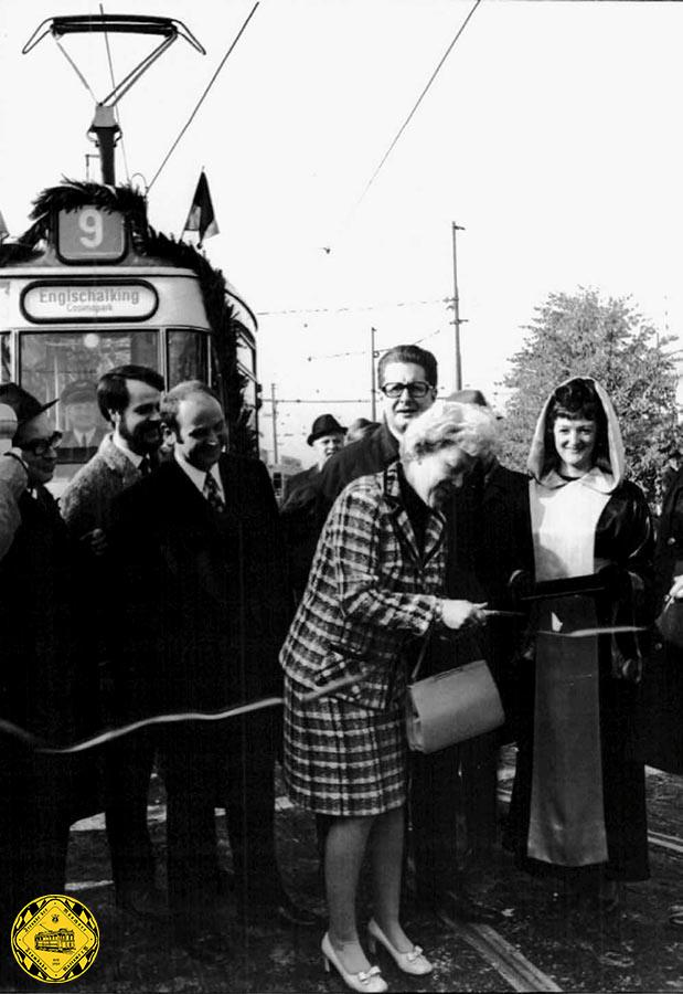 17. Oktober 1970: Die SPD-Stadträtin Gertrud Bock gibt am Effnerplatz dem Eröffnungszug 2504/3505 die neue Trambahnstrecke zum Cosimapark frei. OB Hans-Jochen Vogel (im Hintergrund links neben dem Münchner Kindl),meinte, eine Dame könne mit Band und Schere besser umgehen. Links neben dem OB steht übrigens der damalige Münchner CSU-Vorsitzende Erich Kiesl, der zwölf Jahre später, nun selber Oberbürgermeister, den Beschluss durchsetzte, diese Strecke „endgültig“ stillzulegen.