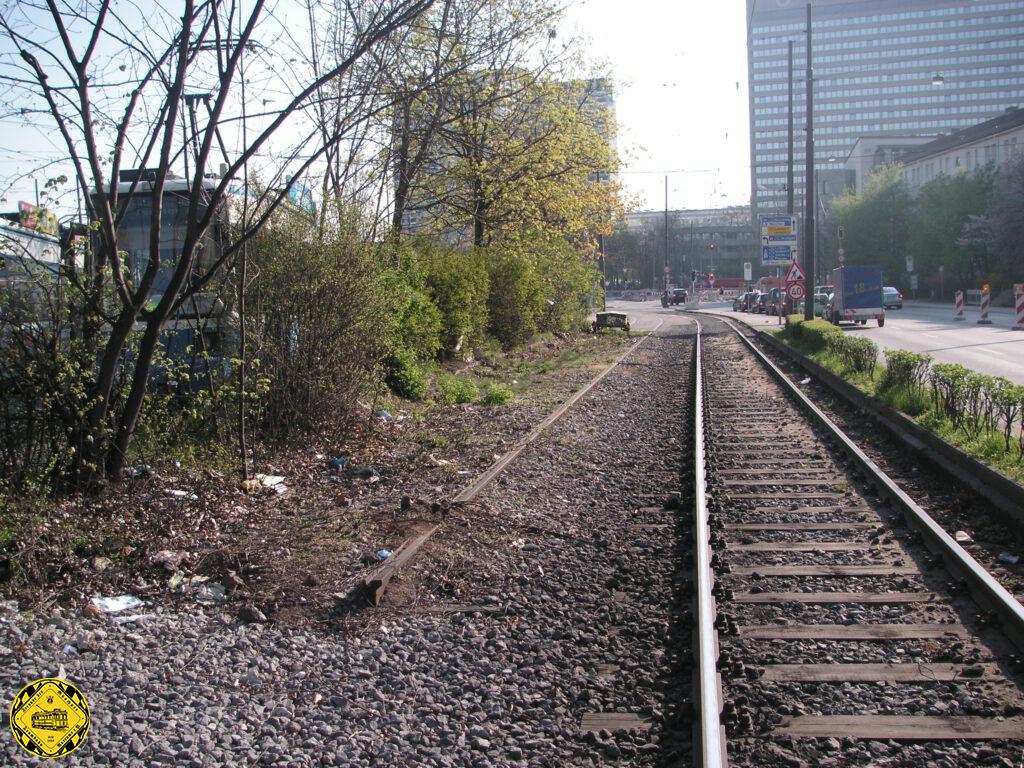 Nach der Stilllegung der Stecke über dem Effnerplatz hinaus wurden die Schienen nur teilweise entfernt, durchtrennt und liegen gelassen.