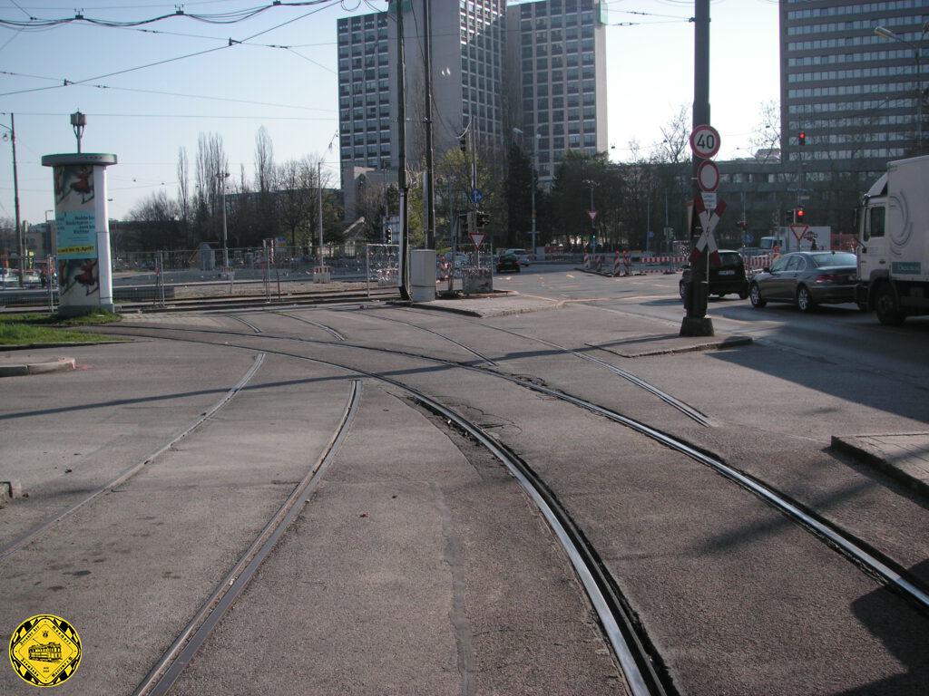 Nach der Stilllegung der Stecke über dem Effnerplatz hinaus wurden die Schienen nur teilweise entfernt, durchtrennt und liegen gelassen.