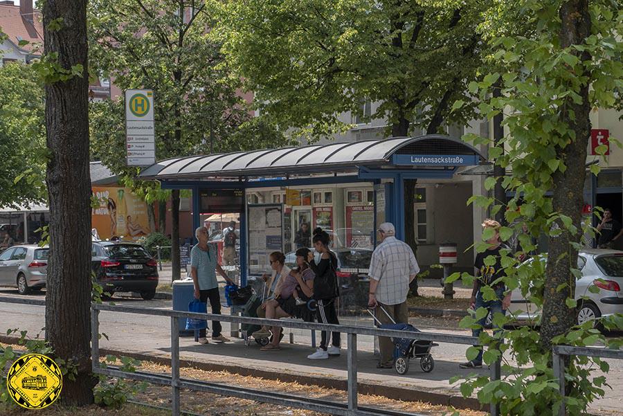 Elsenheimer- /Ecke Lautensackstraße 2019:  ein recht verkehrsreicher Platz mit der vielleicht gemütlichsten Trambahnhaltestelle Münchens im Grünen.