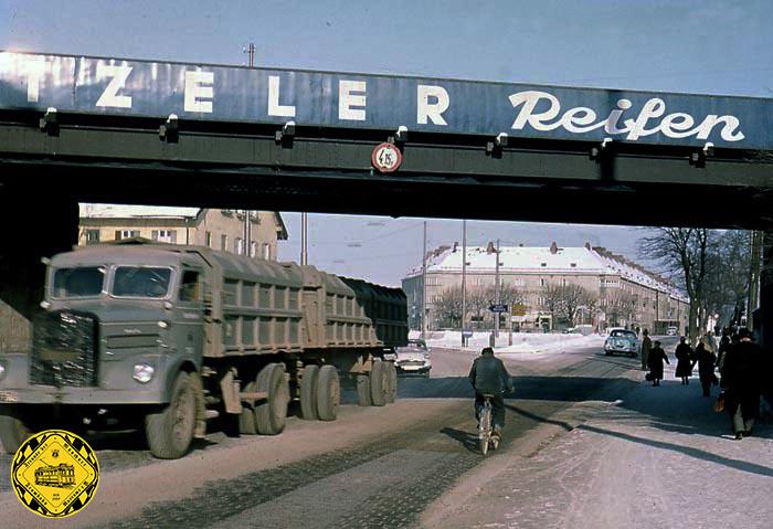 1954:
Das Autobahnende ist hier an der Situlistraße, die Bahnbrücke aus Stahl und links das große Gasthaus.