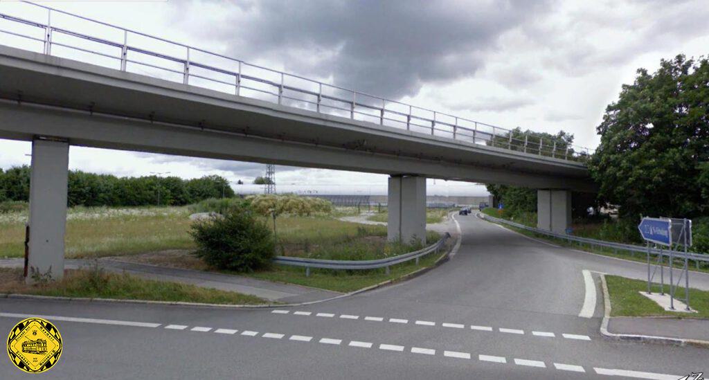 Am 1.7.1965 wurde diese Trambahn-Strecke durch die Ungererstraße ab Echinger Straße (Schleife Nordfriedhof) bis zur Schleife Freimanner aufgelassen wegen dem Bau der U-Bahnlinie U6 auf der identischer Trasse. Damit ist der Freimanner Platz vermutlich die Schleife mit dem kürzesten Lebenszeit mit gerade mal 3 Jahren.
