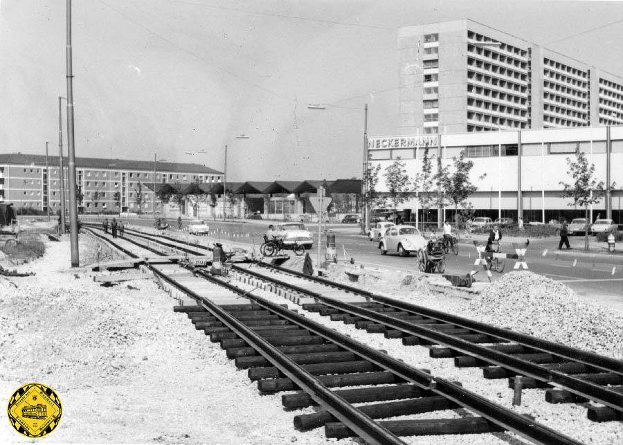 Die Gleisbaustelle 1964 kurz nach der Forstenrieder Allee in der Züricherstraße. Heute ist hier eine verkehrsberuhigte Zone mit viel Grün und die U-Bahnstation Forstenrieder Allee der U3.