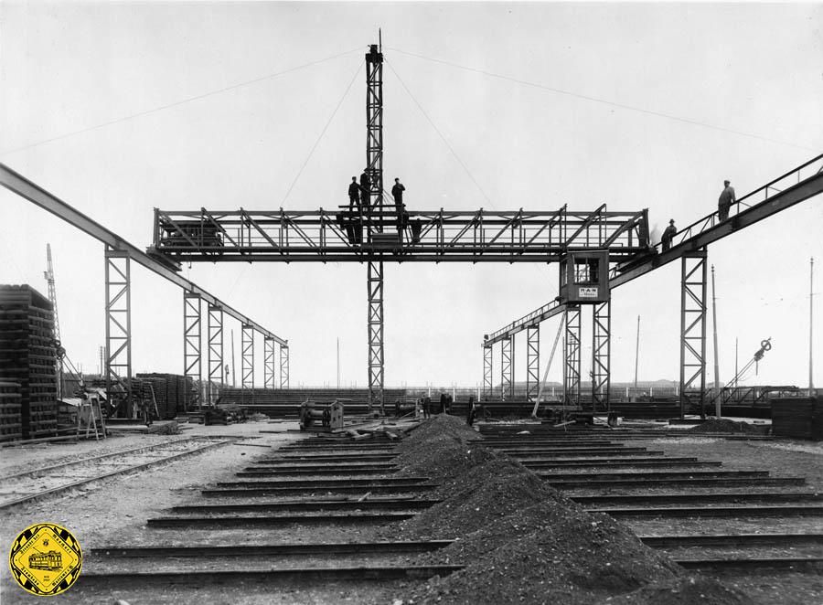 Im Jahre 1927 erhielt das Oberbaulager eine moderne Krananlage,
welche den Transport vom Industriegleis der Reichsbahn und die Verteilung auf den von 16 000 auf 27 000 qm vergrößerten Lagerplatz ermöglichte. 1929 wurde der 1700 qm große Montageplatz vor der Gleisbauwerkstätte durch eine Montierungshalle überdacht.