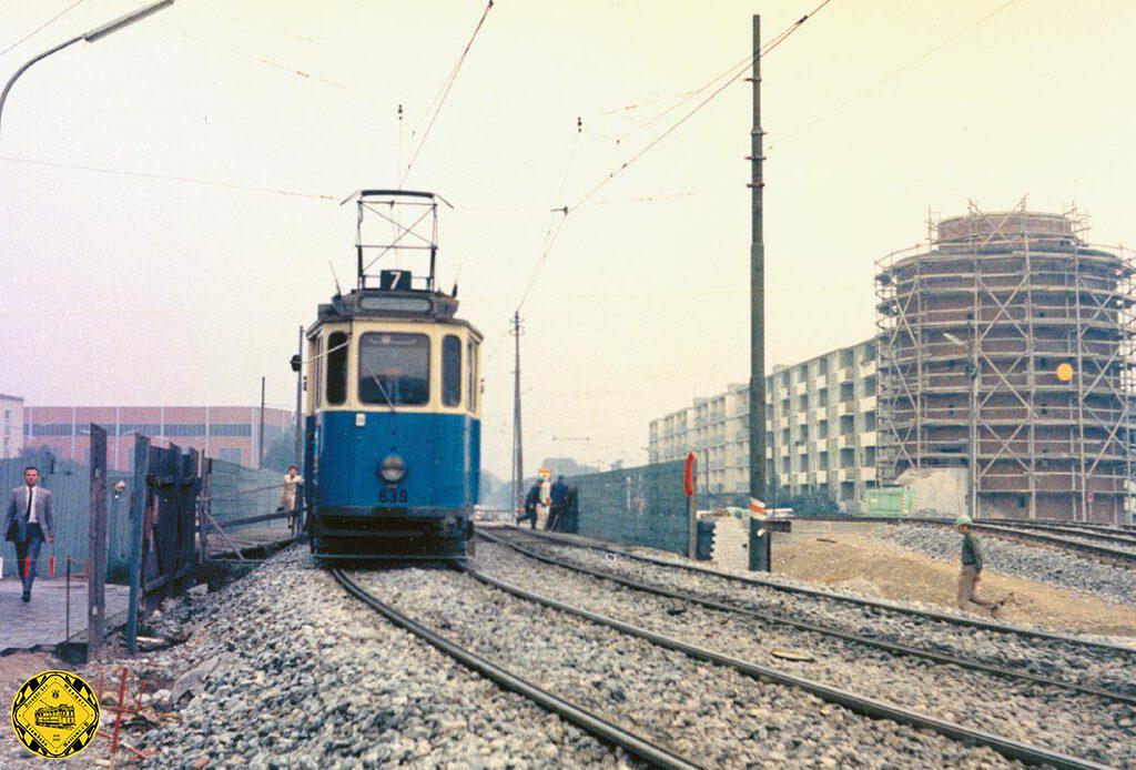 Am 8. Juli 1968 rollt der F/g-Zug 639/1460 der Linie 7 über eine den Kanal und die Ringbaustelle überspannende Behelfsbrücke