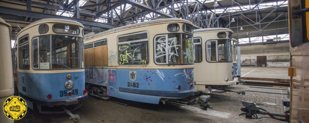 Als die Gleisbau von den Stadtwerken/Verkehrsbetrieben Ende der 90er-Jahre an Fremdfirmen ausgelagert wurde, war die große Halle frei und wurde als Lagerplatz genutzt. Das war für viele der historischen Fahrzeuge der Münchner Trambahn die Rettung: hier konnten sie geschützt untergebracht stehen. nachdem der Betriebshof 3 als Heimat wegfiel.