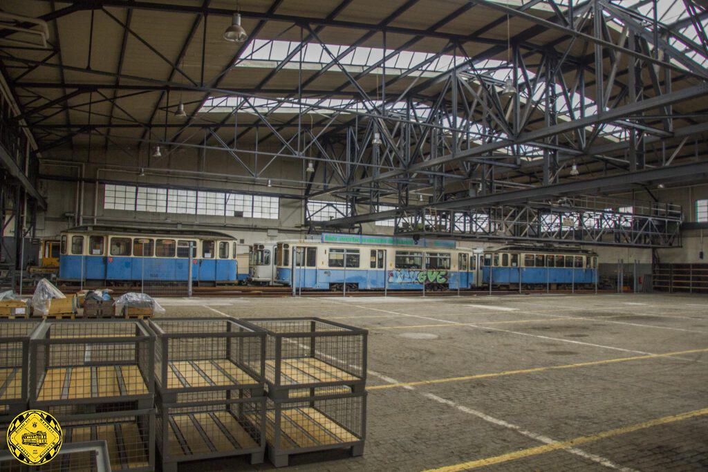 Als die Gleisbau von den Stadtwerken/Verkehrsbetrieben Ende der 90er-Jahre an Fremdfirmen ausgelagert wurde, war die große Halle frei und wurde als Lagerplatz genutzt. Das war für viele der historischen Fahrzeuge der Münchner Trambahn die Rettung: hier konnten sie geschützt untergebracht stehen. nachdem der Betriebshof 3 als Heimat wegfiel.