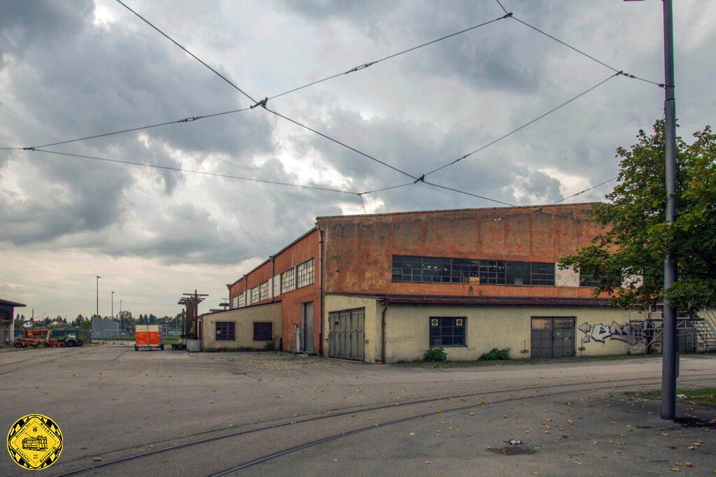 Dunkle Wolken ziehen über der Gleisbauhalle auf: am 22.Oktober 2014 titelte die Süddeutsche Zeitung "MVG plant 2. Trambahnbetriebhof" und schrieb: " Die Münchner Verkehrsgesellschaft (MVG) will in naher Zukunft einen neuen Trambahnbetriebshof an der Ständlerstraße in Ramersdorf errichten. Dort betreibt das städtische Verkehrsunternehmen bereits seine Trambahnhauptwerkstätte; in einer alten Werkshalle ist zudem das MVG-Museum untergebracht, das die Geschichte des Münchner Nahverkehrs zeigt. Künftig sollen dort nun zusätzliche Werkstatt- und Abstellanlagen entstehen. " Mit dem Einläuten dieser neuen Epoche in der Münchner Trambahngeschichte war auch klar: dieses geschichtsträchtige Gebäude von 1930 muss weichen und komplett ausgeräumt werden, bevor es abgerissen wird.