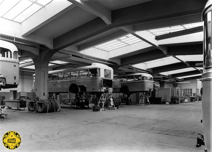 Unser Bild zeigt die Bremstrommeldrehmaschine im Jahr 1985 in der Buswerkstätte. Heute ist in diesem Gebäudeteil das MVG-Museum untergebracht.
