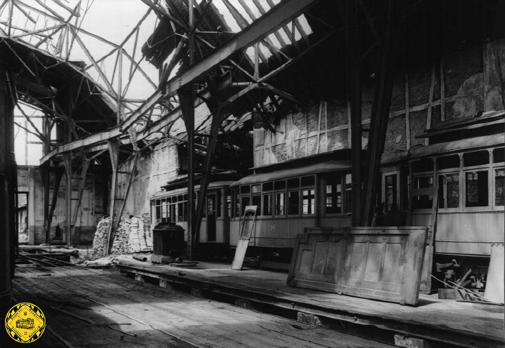 Der Bahnhof war 1945 zur Hälfte zerstört und nur noch 90% der Hallenflächen waren überdacht. Das Werkstättengebäude und das Werkwohngebäude an der Aidenbachstraße waren total zerstört (22. Juli 1944); die Beiwagenhalle brannte im September 1942 ab.