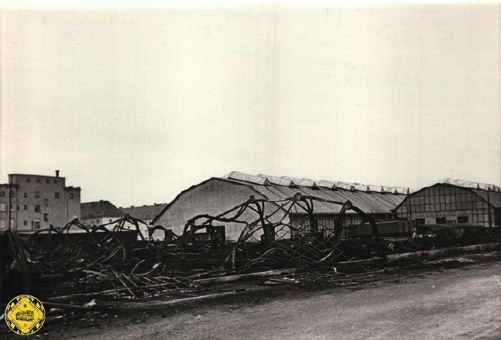 Der Bahnhof war 1945 zur Hälfte zerstört und nur noch 90% der Hallenflächen waren überdacht. Das Werkstättengebäude und das Werkwohngebäude an der Aidenbachstraße waren total zerstört (22. Juli 1944); die Beiwagenhalle brannte im September 1942 ab.