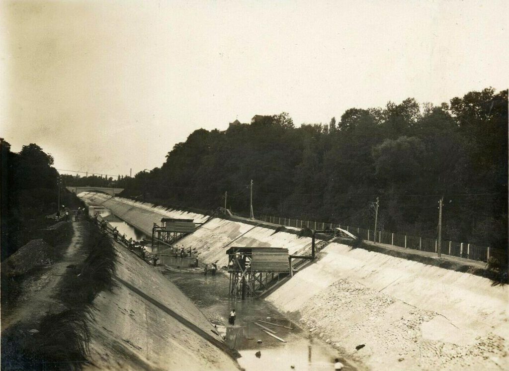Oberföhring ist auch eng verbunden mit dem von 1919 bis 1923 entstandenen Isarstauwehr, das die Isar ca. 6 Meter hoch aufstaut und den Werkskanal damit speist, der eine ganze Reihe von Kraftwerken ab Finsing speist. 