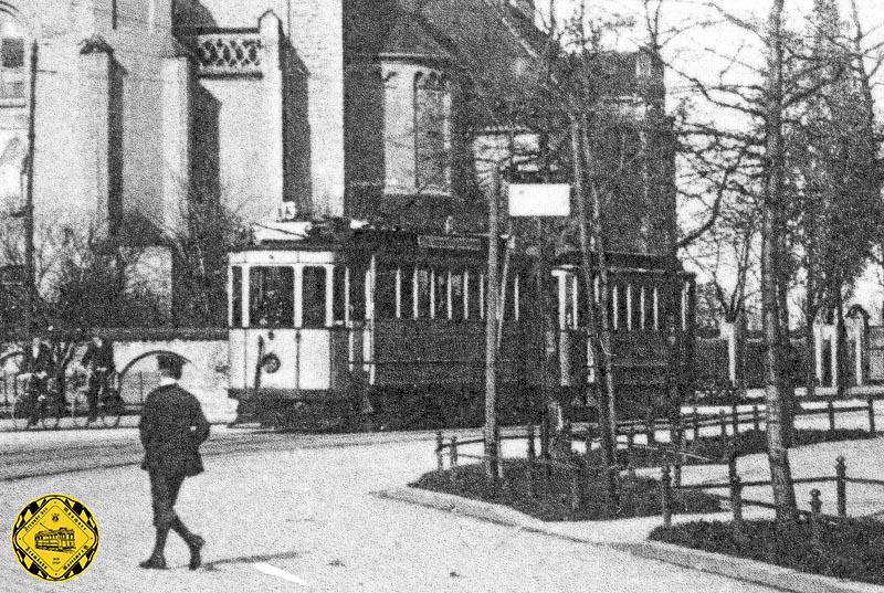 Ein Wagen der Linie 13 auf der Pendellinie von Freimann kurz vor der Münchner Freiheit mit der Erlöserkirche im Hintergrund.