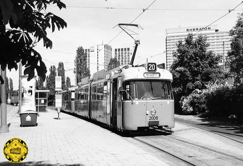 Die Linie 20 schnupperte schon 1904 unten an der Montgelasstraße, fuhr allerdings als Dritte im Bunde ebenfalls ab 07.04.1961 erst hier vom Effnerplatz ab zum Tierpark. Der letzte 20er startete hier am 02.06.1996, inzwischen nach Moosach.