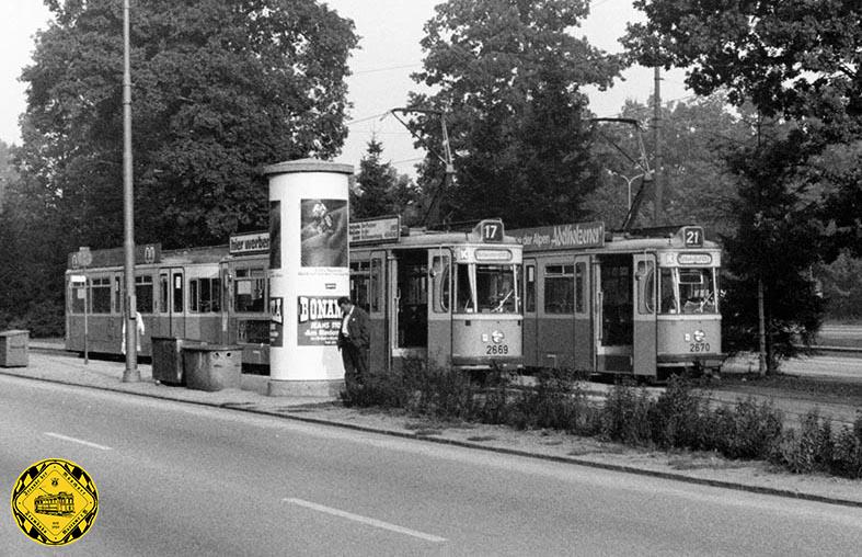 Die Wagen der Linie 17 und der Linie 21 stehen brav sortiert mit jeweiligen Wagentypen der Zeit entsprechend auf ihren Gleisen an der Amalienburgstraße