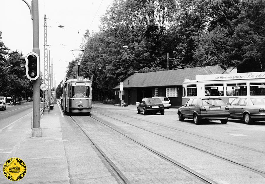 Die Linie 25 ist von Anfang an bis heute dabei: am 12.08.1910  fuhr hier der erste Wagen der Linie 25 nach Grünwald.