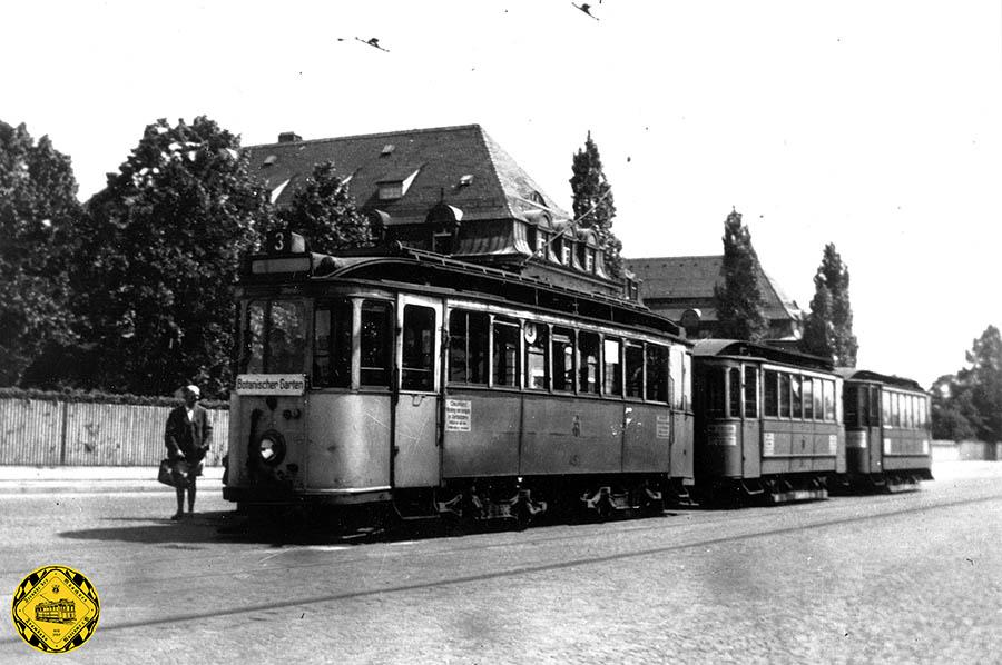 Ein Wagen der Linie 3 hat kurz nach dem Krieg  ihren Endpunkt am Botanischen Garten erreicht.