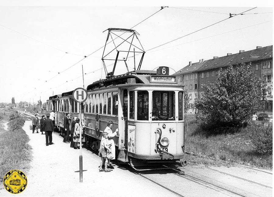 Auf der Linie 6 fährt der D4-Tw 449 an der Haltestelle Ludwig-Merk-Straße (etwa auf der Höhe der heutigen Domagkstraße) einwärts im Juli 1952 . 