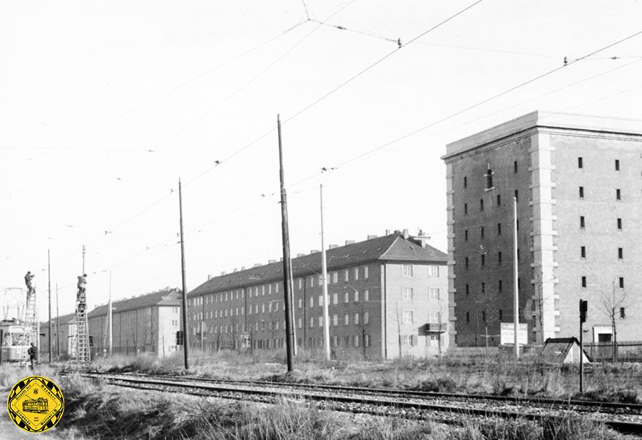 Oberleitungserneuerung 1955 der Strecke auf der Höhe der Domagkstraße auf dem eigenen Gleiskörper. 