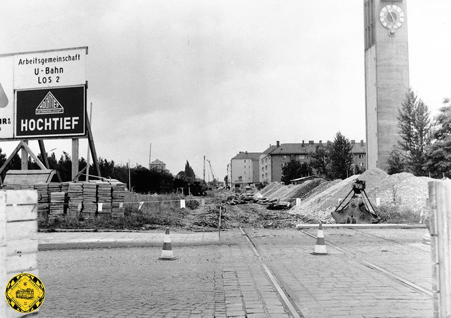 Am 01.07.1965 wurde die Trambahnstrecke ab Nordfriedhof stadtauswärts durch die Ungererstraße bis zur Schleife Freimanner Platz stillgelegt und der U-Bahnbau begann. Was 1966 noch klein begann war 1668 schon eine veritable Baugrube. Beide Bilder entstanden etwa auf der Höhe der Domagkstraße.