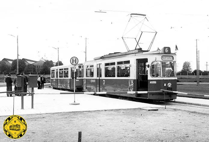 Ein Bild von der ersten Testfahrt auf dieser Strecke. Im Hintergrund sind die Hallen des Ausbesserungswerks der damaligen Deutschen Bundesbahn zu sehen. 
