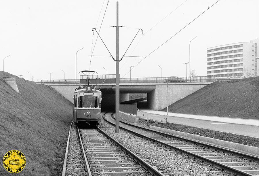 Die legendären Typ M 3-Wagenzüge der Linie 8 auf der neuen Strecke: hier eine Kombination aus Scherenstromabnehmer und Einholm-Stromabnehmer. 