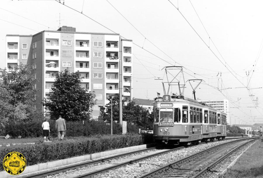 Die legendären Typ M 3-Wagenzüge der Linie 8 auf der neuen Strecke: hier eine Kombination aus Scherenstromabnehmer und Einholm-Stromabnehmer. 