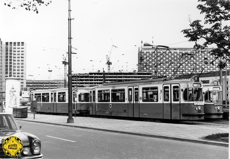 Am 07.04.1961 startete die Linie 9 ihre Fahrt damals zum Gondrellplatz und blieb dem Effnerplatz treu bis zum 31.05.1975, wobei sie ab 17.10.1970 die Verlängerung weiter zum Cosimapark befuhr.