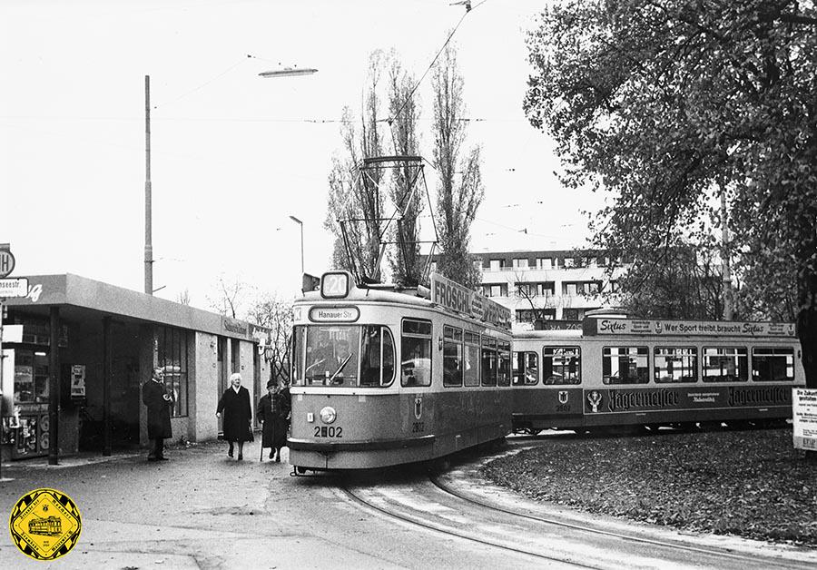 Der M5-Tw 2502 + m5-Bw 3502 an der Endhaltestelle Schwanseestraße am 1.11.1986.