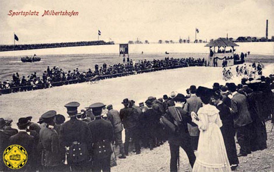 Eine Postkarte aus dem Jahr 1908 zeigt die Radrennbahn in Milbertshofen mit Rennbetrieb.