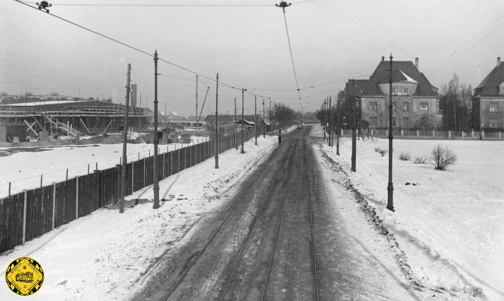 Nach der Einmündung der Schopenhauerstraße sind bereits einige Wohnhäuser entstanden. Am 5. Februar 1934 wird auf dem BMW-Gelände gerade eine neue Fabrikhalle errichtet.