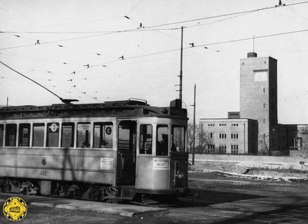 Im Jahr 1948 wartet der TW 462, ein Baujahr 1911 C-TW mit Umbau ab 1928 ein D-Triebwagen, auf der Linie 3 auf die Abfahrt zum Kölner Platz. Im Hintergrund das Eichamt.