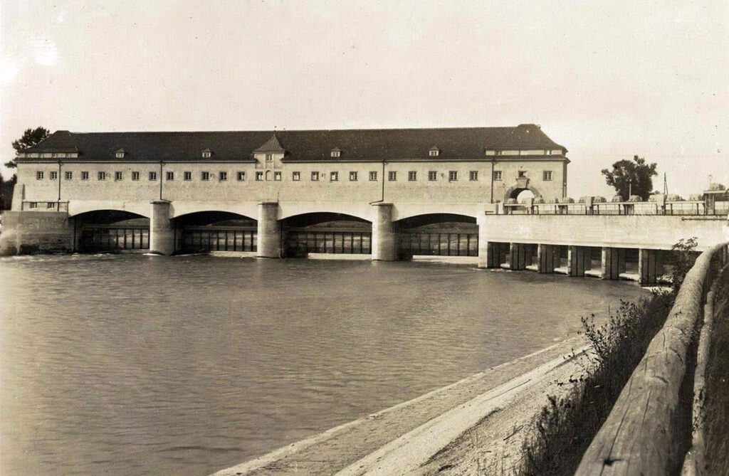 Oberföhring ist auch eng verbunden mit dem von 1919 bis 1923 entstandenen Isarstauwehr, das die Isar ca. 6 Meter hoch aufstaut und den Werkskanal damit speist, der eine ganze Reihe von Kraftwerken ab Finsing speist. 