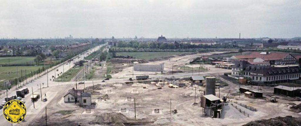 Das Foto von 1960 zeigt die Baustelle der Tatzelwurms Blick stadteinwärts: links die Ungererstraße, quer der neue Frankfurter Ring und im Vordergrund die aufgelassene Schleife und stadteinwärts die neue Schleife. Die Schienen zur alten Schliefe liegen noch, ebenso steht noch das alte Wartehäuschen der ehemaligen Schleife.
