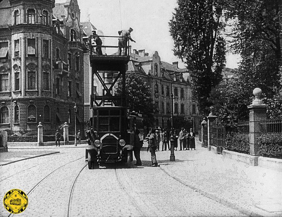 ein historisch seltenes Bild eines Turmwagens in der Kobellstraße.
