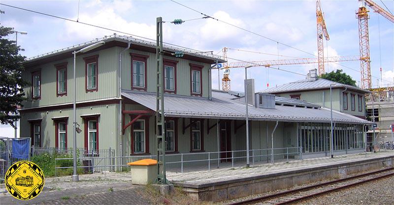 Am 10. Oktober 1898 entsteht der Bahnhof Giesing an der neuen Bahnstrecke nach Deisenhofen und Kreuzstraße vom Ostbahnhof kommen. Stolz steht die Bahnhofs-Mannschaft 1900 vor der Kamera. Der Bahnhof blieb vollständig erhalten und wird noch heute als Kulturzentrum betrieben und hat sich richtig gut gehalten.